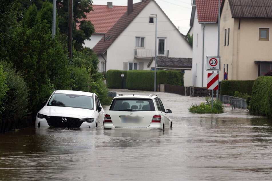 Der Fluss Mindel hat den Ort Offingen in Schwaben überschwemmt.