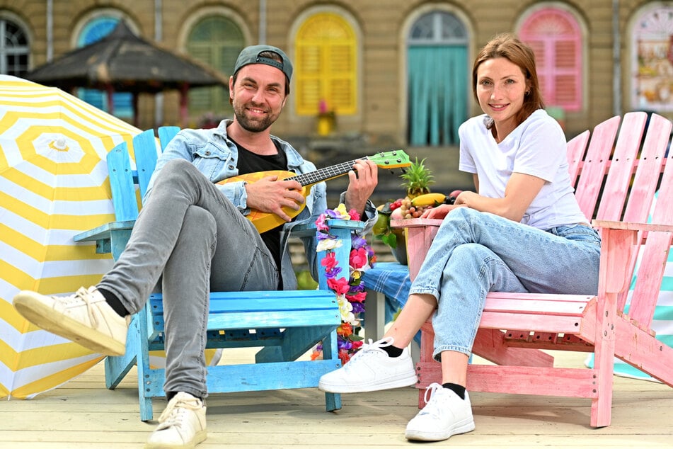 Daniel Tille (40) und seine Freundin Simona Semeraro (29) schmettern in "Santa Maria" auf Schloss Übigau die Hits von Roland Kaiser.