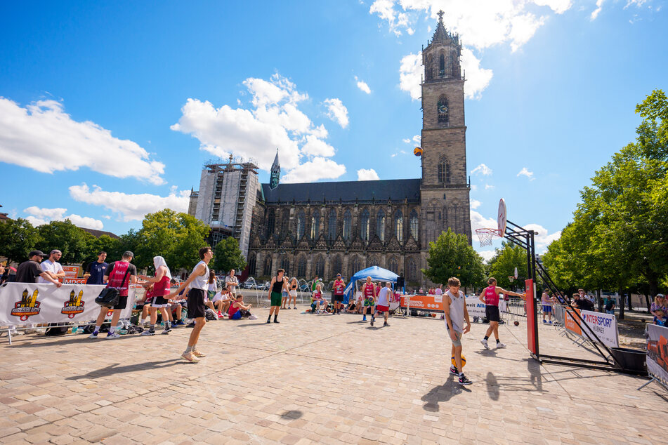 Echtes Beachfeeling auf dem Domplatz bei "Magdeburg Aktiv"!