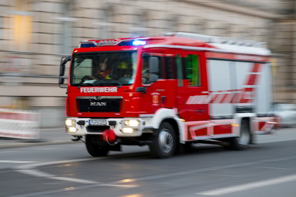 Am Sonntagabend waren die Einsatzkräfte der Feuerwehr bei einem Grundstücksbrand in Freital gefordert. (Symbolfoto)