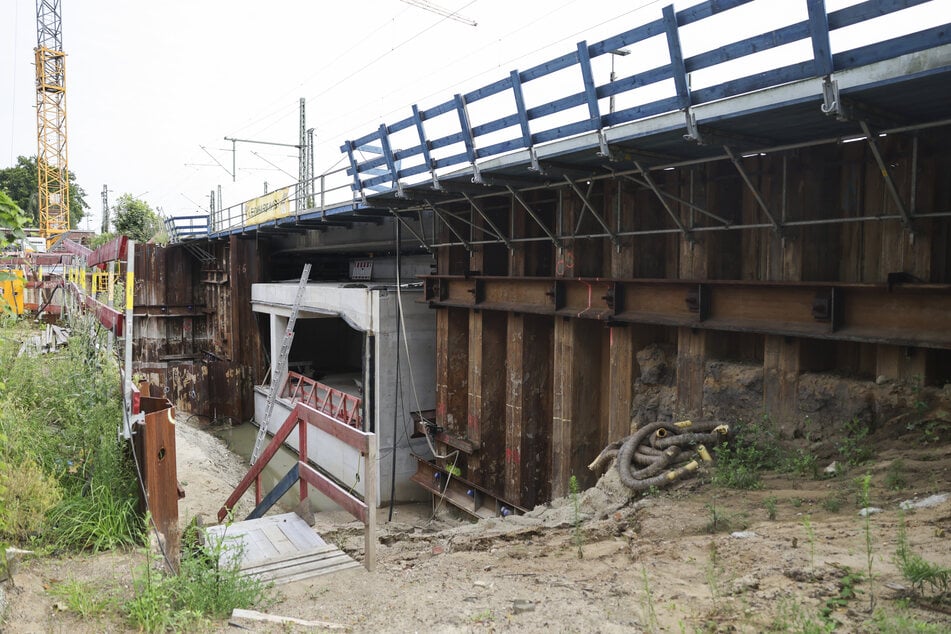 An der Westseite der Gleise an der S-Bahnstation Diebsteich wird gebaut.