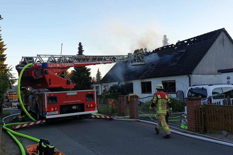 Die Feuerwehr ist vor Ort, um den Brand zu löschen.