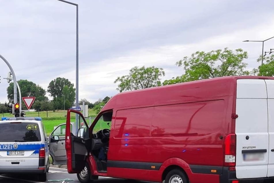 Die Polizei stoppte im Dresdner Norden einen roten Transporter.