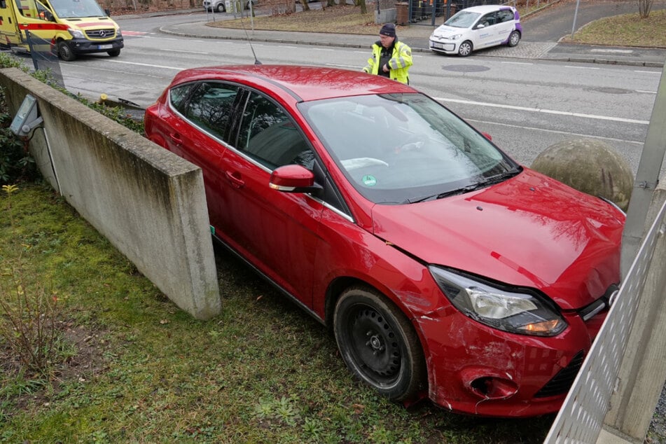 Ford-Fahrerin (83) durchbricht Zaun und kracht gegen Mauer