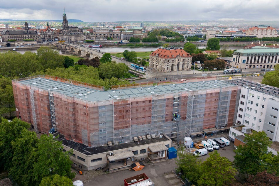 Die Sanierung der denkmalgeschützten DDR-Platte am Neustädter Markt soll bis Jahresende fertig werden.