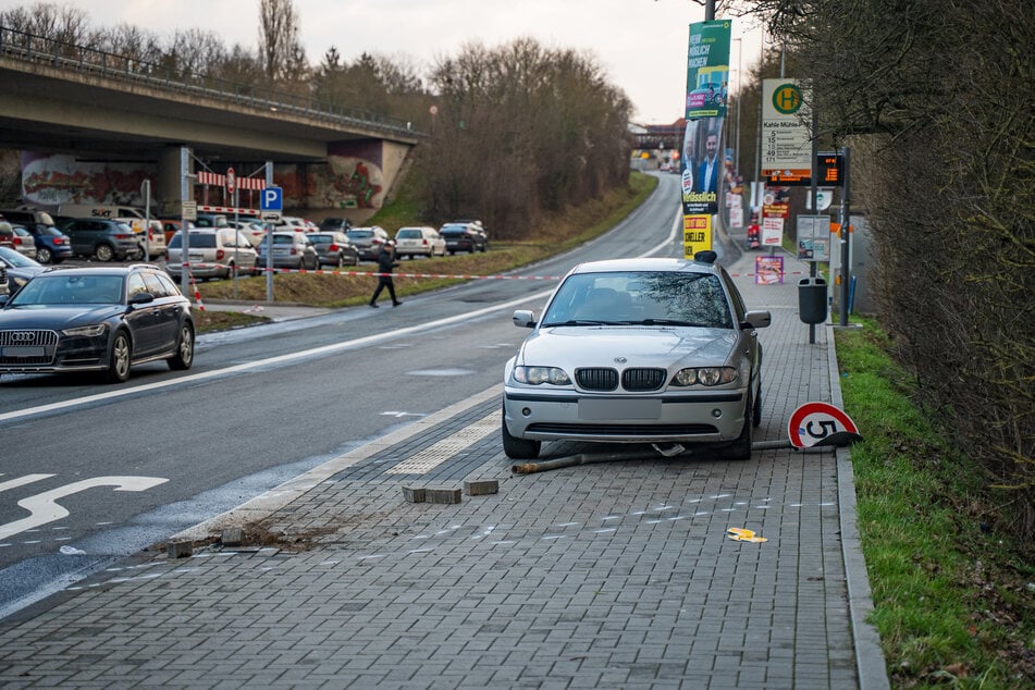 Der BMW-Fahrer (22) verlor die Kontrolle über seinen Wagen und erfasste eine Mutter sowie ihre beiden Kinder.