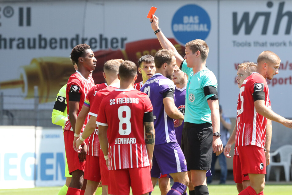 Bereits in der ersten Minute gab es für Freiburg einen Platzverweis: Kimberley Ezekwem (l.) sieht nach einer Notbremse von Tim Danhof Rot.