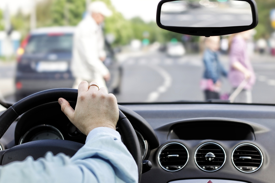 Fußgänger gehen zu langsam über die Straße, da schlägt ein Autofahrer zu!