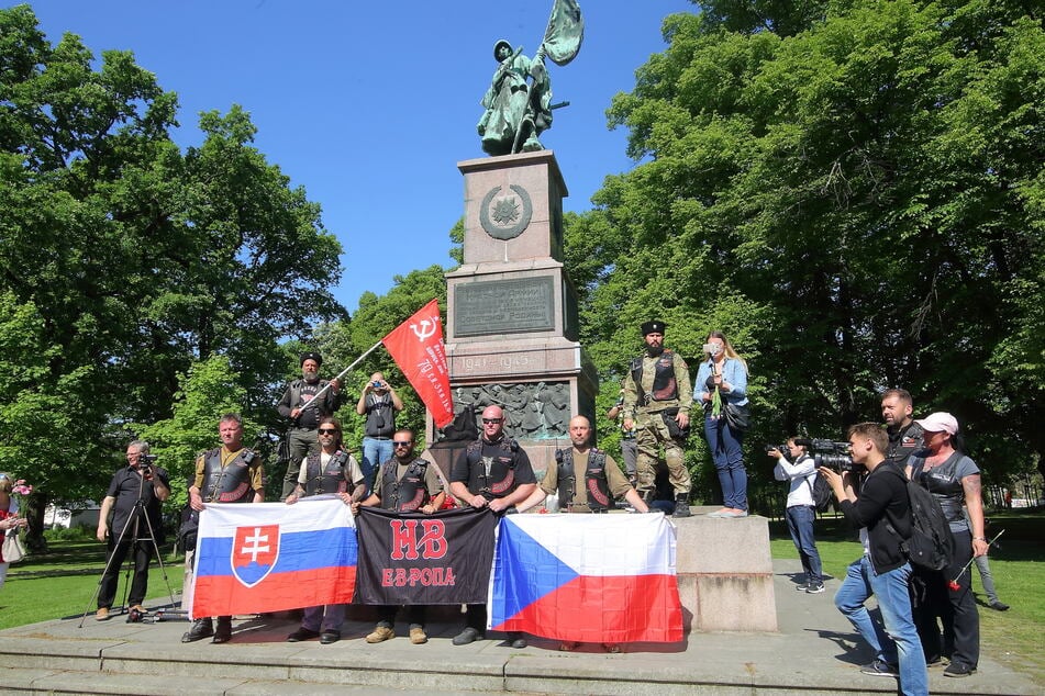 Die Russen-Rocker der "Nachtwölfe" besuchten das Denkmal am 8. Mai 2018.