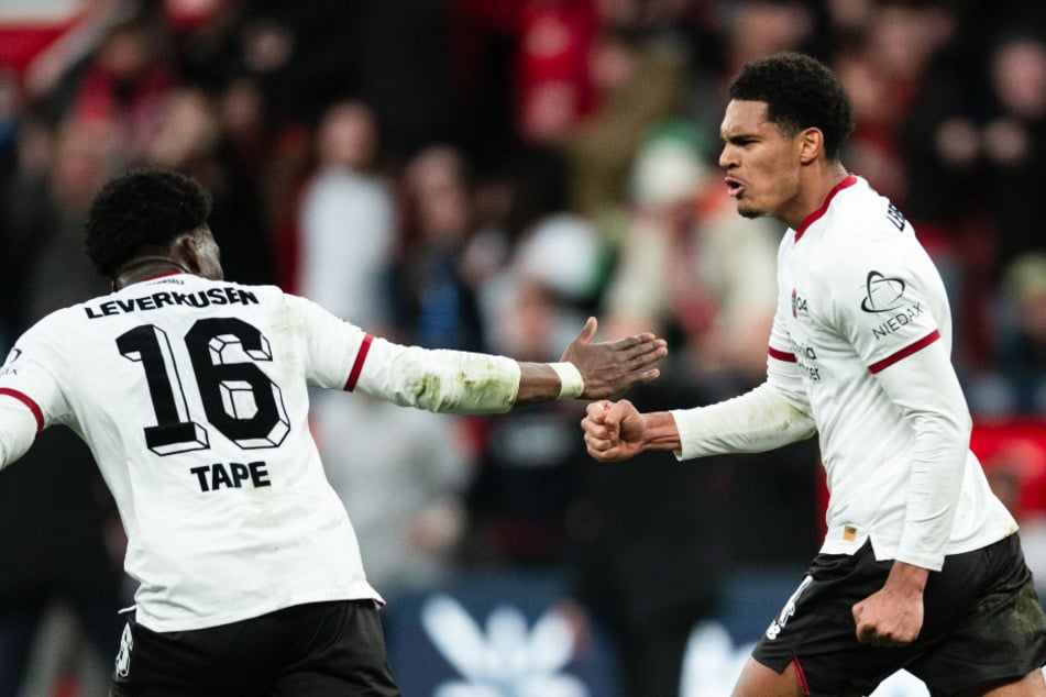 Jarell Quansah (23, r.) könnte Bayer 04 im Sommer nach nur einem Jahr schon wieder verlassen.