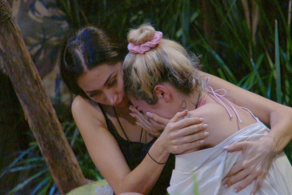 Ariel (22, r.) öffnete sich gegenüber Samira Yavuz (32) und ließ ihren Emotionen freien Lauf.