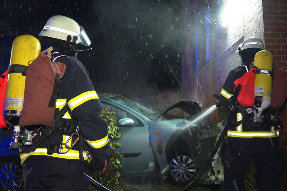 Suff-Fahrer kracht gegen Hauswand: Wagen fängt Feuer