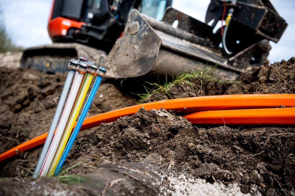 Schnelles Internet muss erst verlegt werden: In Deutschland sind Firmen, die den Glasfaser-Ausbau vorantreiben, sehr gefragt. Das nutzen auch Kriminelle aus, um am Fiskus vorbei Arbeiten durchzuführen. (Symbolbild)