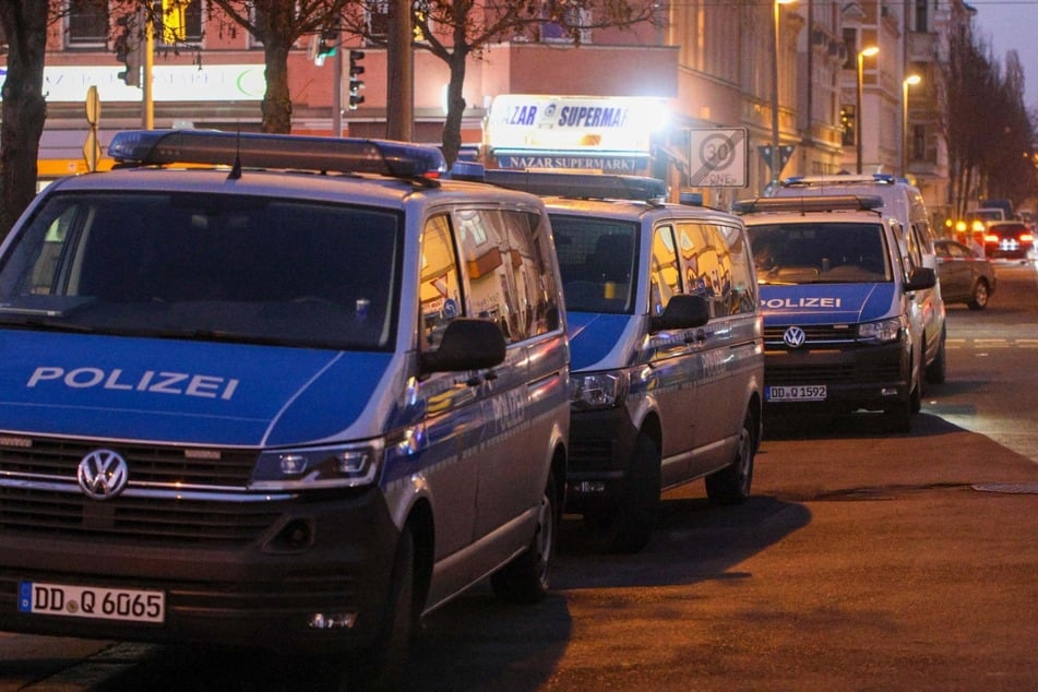 Die Polizei rückte mit mehreren Einsatzwagen an.