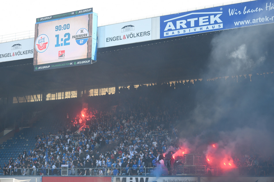 Kurz vor Ende der Partie am letzten Spieltag zündeten die Hansa-Anhänger Pyrotechnik.