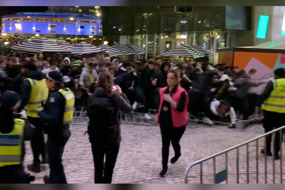 Australische Fans ließen sich nicht von polizeilichen Absperrungen abhalten, das Fan-Fest in Melbourne zu besuchen.