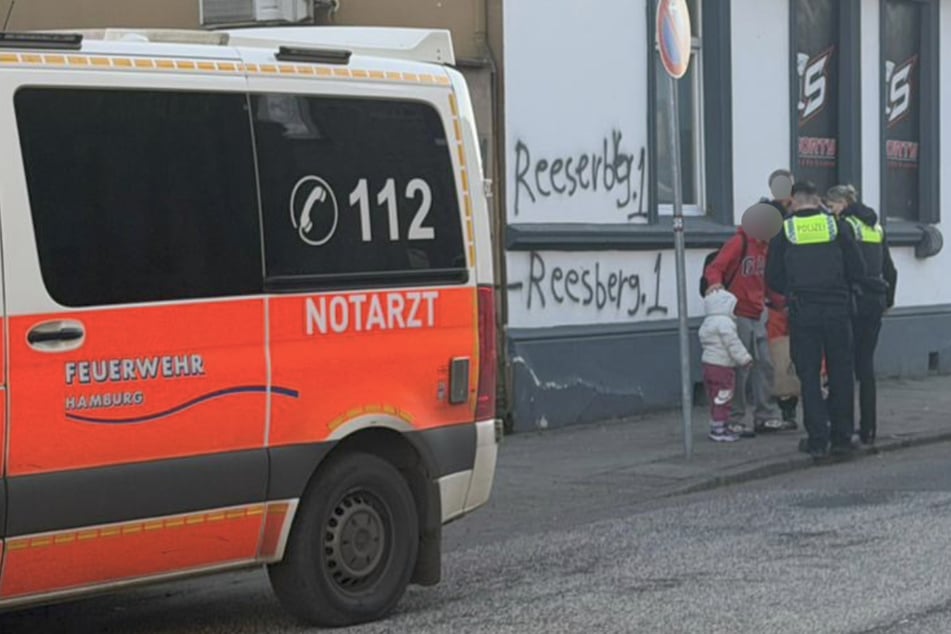 Mutter von Auto erfasst: Tochter muss alles mit ansehen