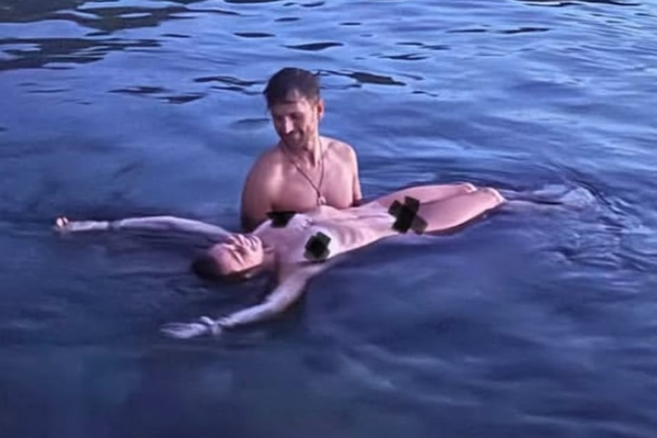 Lola Weippert genießt ihre Auszeit auf Ibiza und lässt sich von einem Freund im Meer tragen.