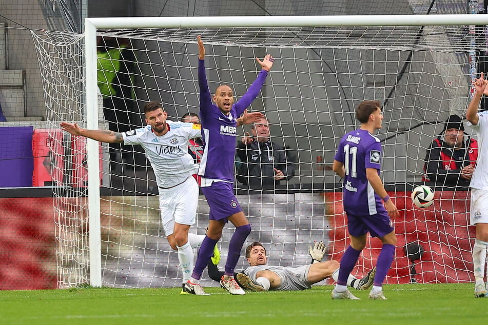 Der Ausgleichstreffer von Saarbrückens Kai Brünker (30, l.) zum 1:1 störte am Samstag gewaltig, dennoch liegt Aue nur drei Punkte hinter Rang eins und ist somit in Schlagdistanz.