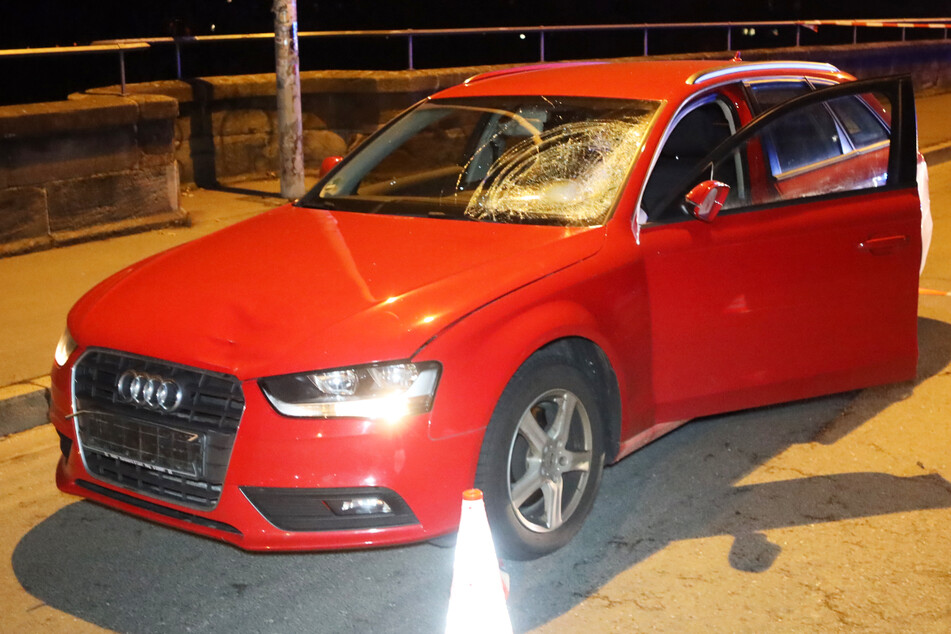 Bei einem Unfall in Nürnberg wurde eine Frau von einem Audi erfasst. Der Fahrer war ohne gültige Fahrerlaubnis unterwegs.