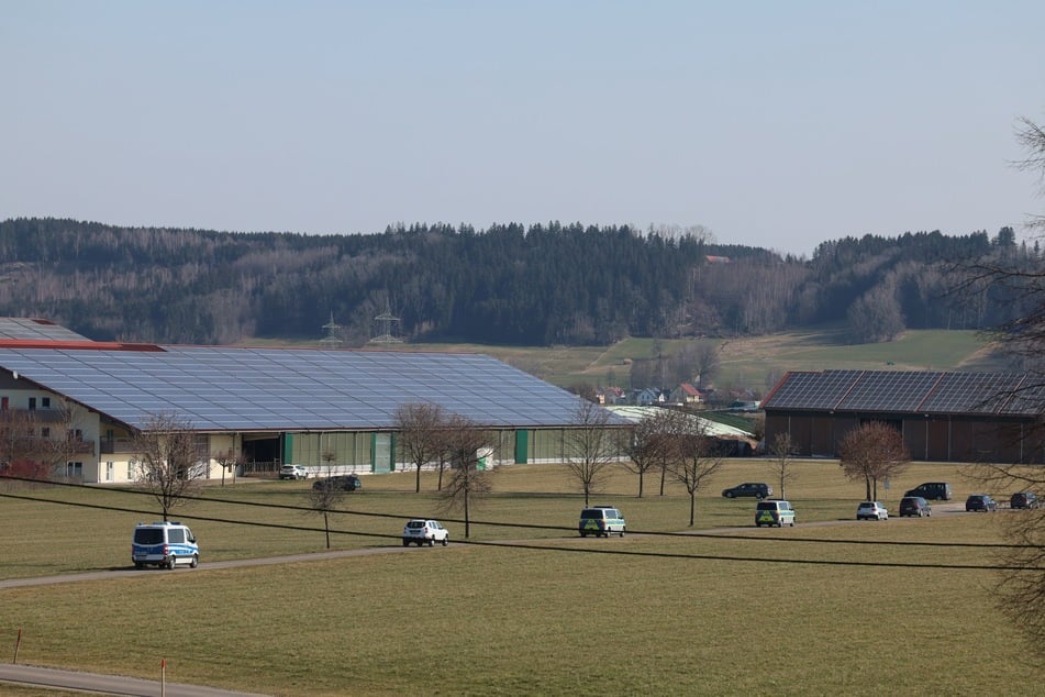 Zahlreiche Polizeiautos fahren zum Milchbetrieb in Bad Grönenbach.