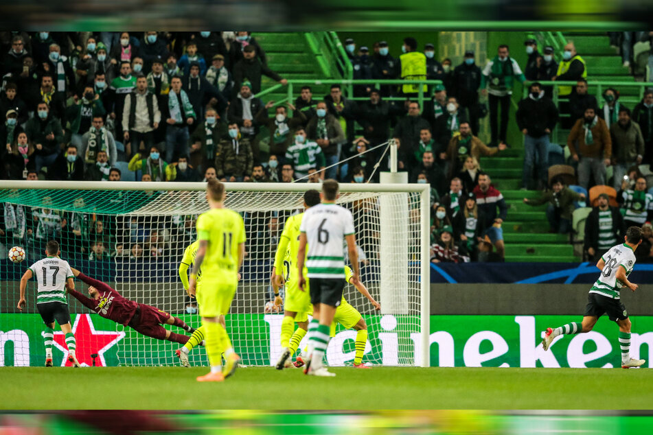 Pedro Goncalves (r.) netzt zum 2:0 für Sporting Lissabon ein. BVB-Keeper Gregor Kobel (2.v.l.) streckt sich vergeblich.