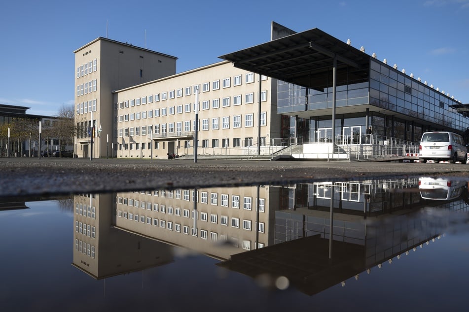 Direkt vorm Landtag wollte ein Mann ein Stromkabel kappen.