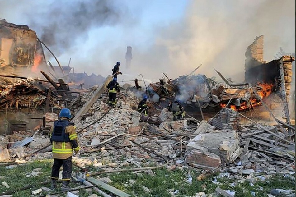Ukrainische Feuerwehrleute löschen ein Feuer, nachdem bei einem russischen Luftangriff im Dorf Bilohorivka eine Schule getroffen wurde.