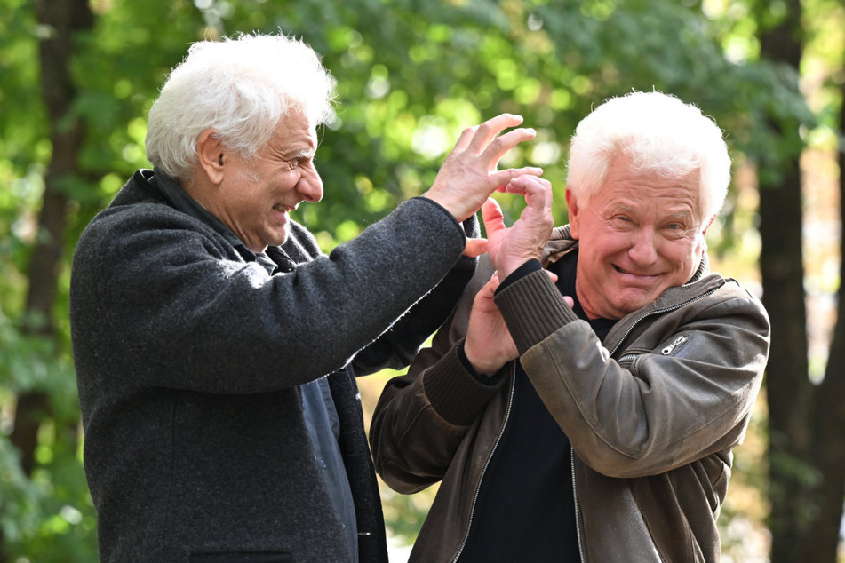 Spaßort: Die Schauspieler Udo Wachtveitl (65, l.) und Miroslav Nemec (69) scherzten während eines Fototermins herum.