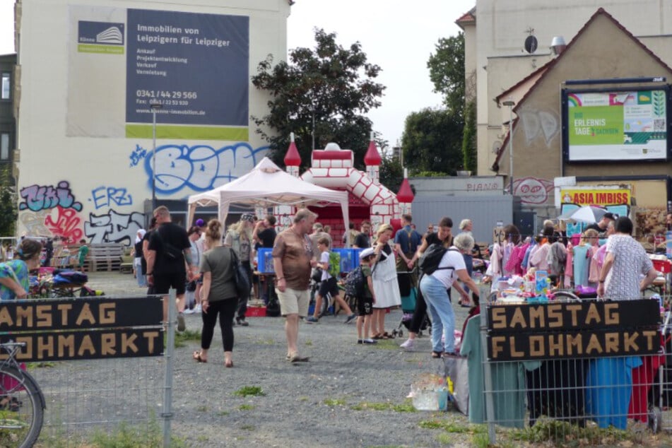 Am letzten Samstag im Monat gibt es einen Flohmarkt auf der ehemaligen Brache.