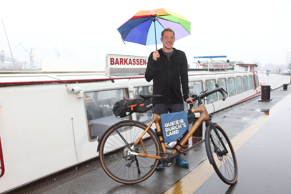 Brix Schaumburg (33) mit seinem Bambusrad an den Landungsbrücken 7 am Hamburger Hafen. Sein letzter Zwischenstopp seiner einmonatigen Reise durch Deutschland und die Schweiz.