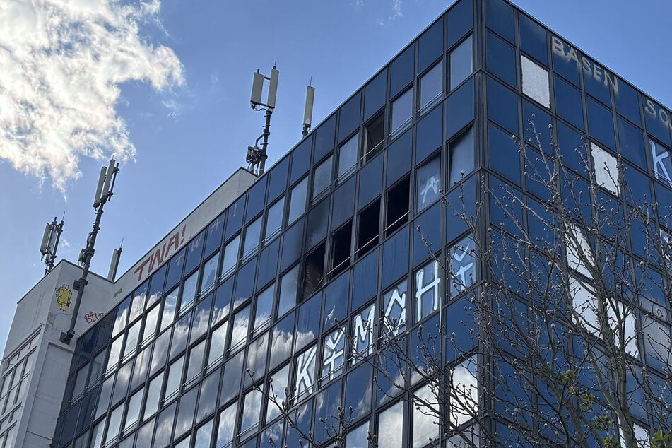 Das Feuer griff auf mehrere Fenster über.