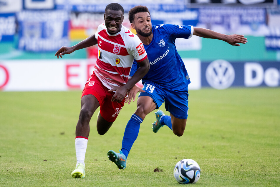 Agyemang Diawusie (25, l.) und Leon Bell Bell (26, r.) kämpfen um den Ball. Regensburg lieferte dem 1. FC Magdeburg spätestens in der 2. Halbzeit einen klasse Pokalfight.