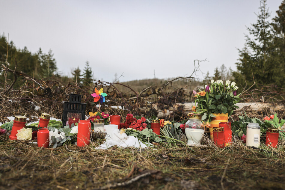 Im Wald, wo die Zwölfjährige Luise tot gefunden wurde, liegen Kerzen und Blumen.