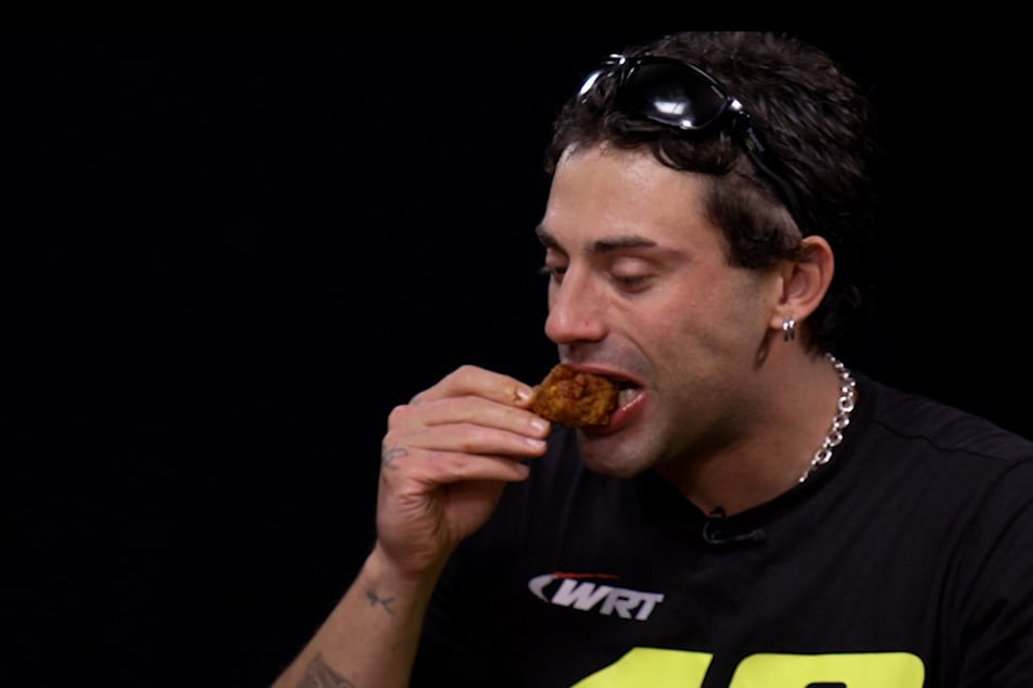Tapfer kämpft Schauspieler Aaron Altaras bei "Hot Ones Germany" mit den extra-scharfen Chicken-Wings.