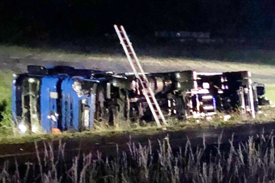Die Polizei veröffentlichte ein Foto von der Unfallstelle auf der A60 in der Eifel: Das Bild zeigt, dass der Gefahrgut-Transporter bei dem Crash umstürzte.