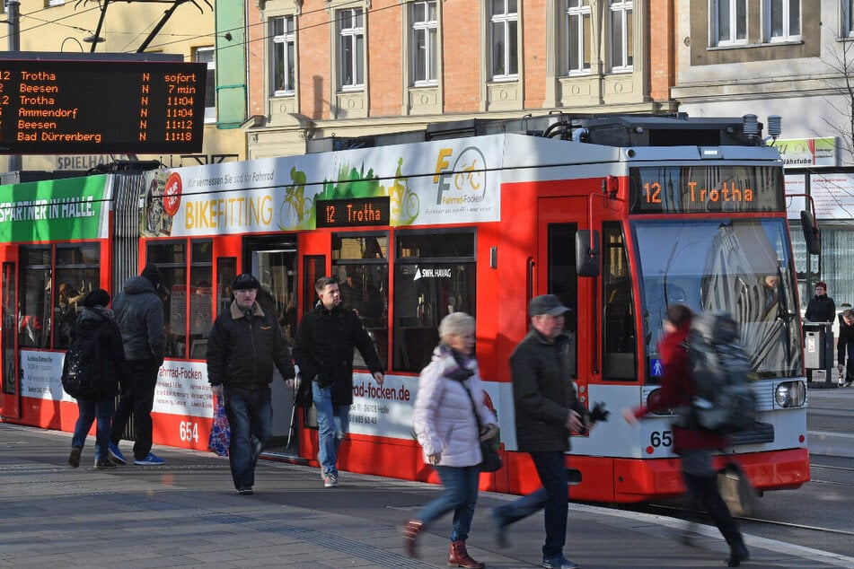 An einer Straßenbahnhaltestelle in Halle wird eine Seniorin von einem Unbekannten angegriffen. Ein Jahr lang fahndete die Polizei nach dem Täter. Nun endlich der Erfolg. (Symbolbild)