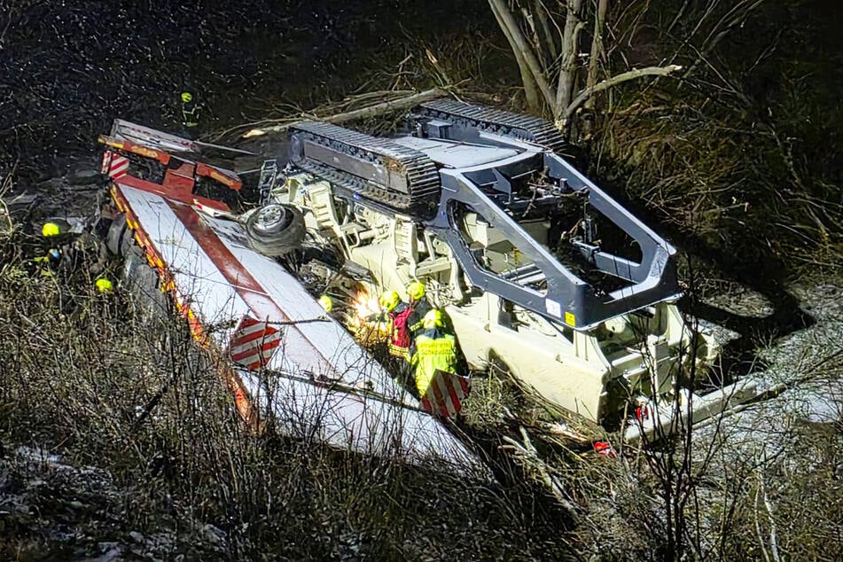 Die Feuerwehr ist vor Ort, nachdem das Gespann in den Graben gestürzt ist.