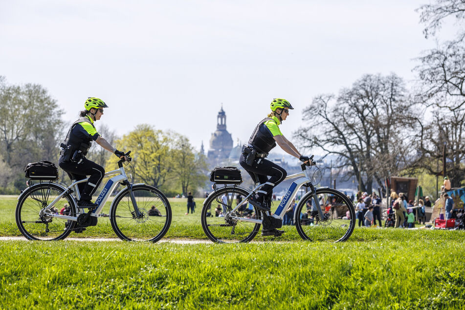 Die Fahrrad-Cops von Dresden haben am heutigen Samstag den Elberadweg unter die Lupe genommen.