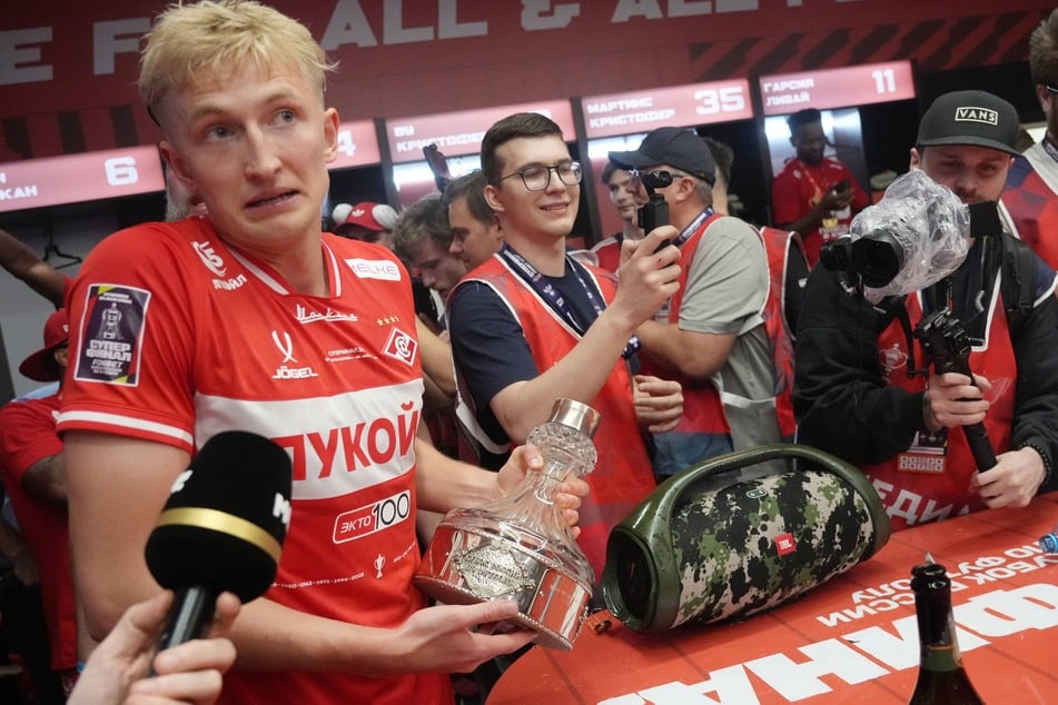 Ruslan Litvinov (24, l.) nach dem Spiel mit dem Sockel des zerstörten Pokals.