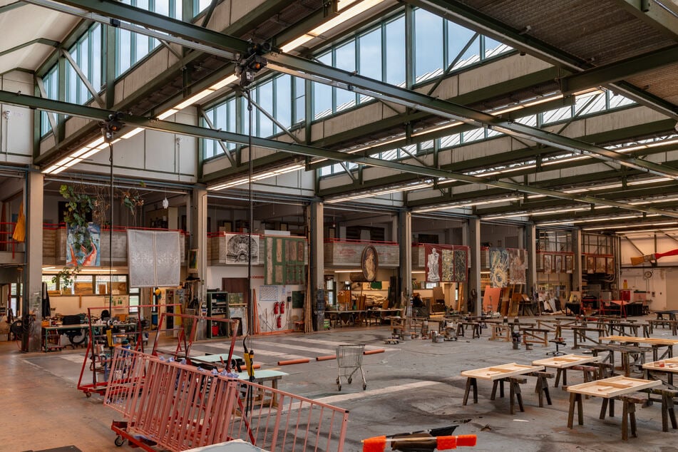 Im Inneren des Gebäudes werden unter anderem Requisiten für die Semperoper und das Staatsschauspiel gefertigt.