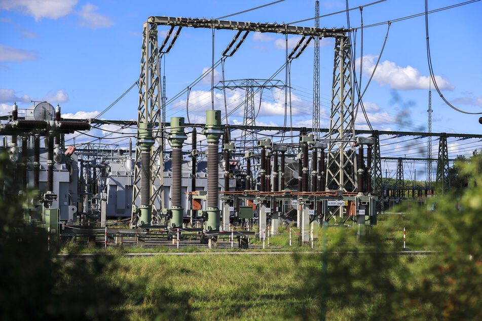 Eine Brandstiftung im Umspannwerk von Pößneck hatte im Mai 2024 für einen regionalen Stromausfall gesorgt. Im Bild ein Umspannwerk in der Nähe Leipzigs. (Archivfoto)