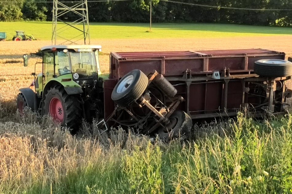 Motorradfahrer bei Sturz schwer verletzt, Traktor kann nicht mehr ausweichen