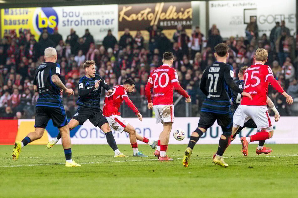 Tolcay Cigerci (30, 3.v.l.) schoss Cottbus im Spitzenspiel gegen Duisburg in letzter Minute zum Sieg.