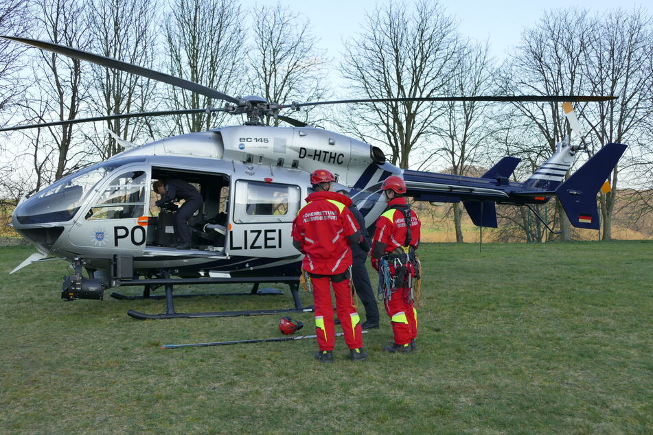 Die Höhenretter wurden mit einem Polizeihubschrauber zum Einsatzort geflogen.