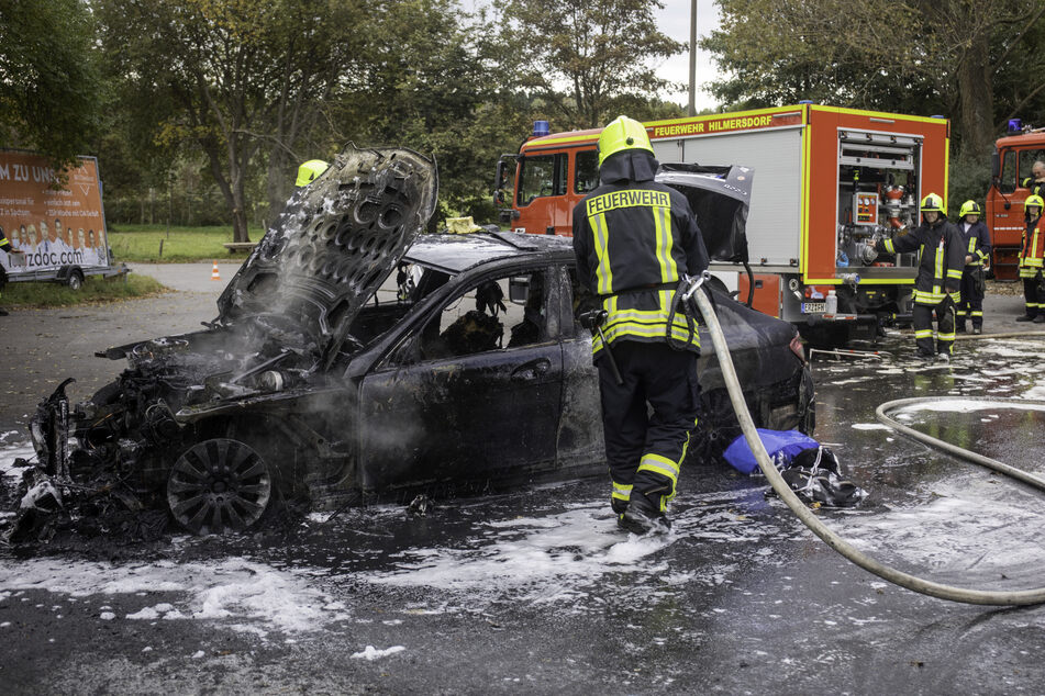 Der Mercedes war nicht mehr zu retten. Er brannte komplett aus.