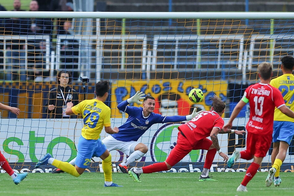 In dieser Szene kassierte FSV-Keeper Lucas Hiemann (25) im Hinspiel das zweite Gegentor. Am morgigen Freitagabend soll's gegen Lok besser laufen.