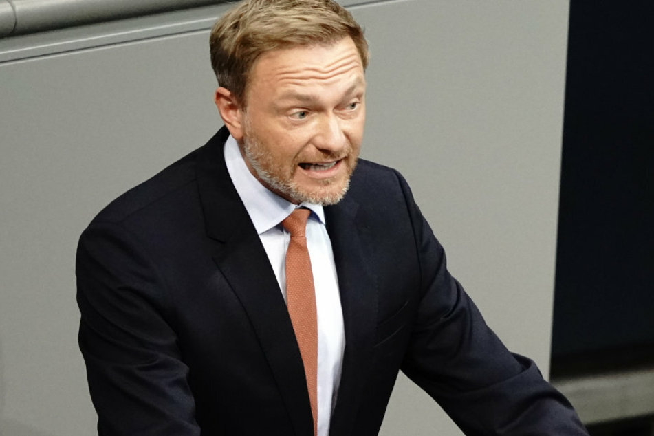 Christian Lindner, Fraktionsvorsitzender und Parteivorsitzender der FDP, behauptet, die Wellenbrecher-Strategie der Bundesregierung funktioniert nicht.