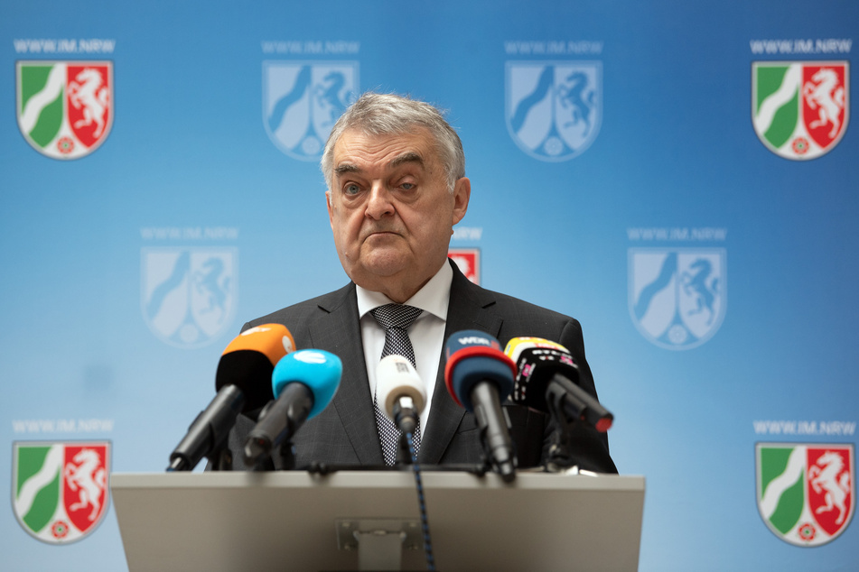 Nach Worten von NRW-Innenminister Herbert Reul (68, CDU) mischen bei Demonstrationen von Kritikern der Corona-Maßnahmen zunehmend Rechtsextreme mit.