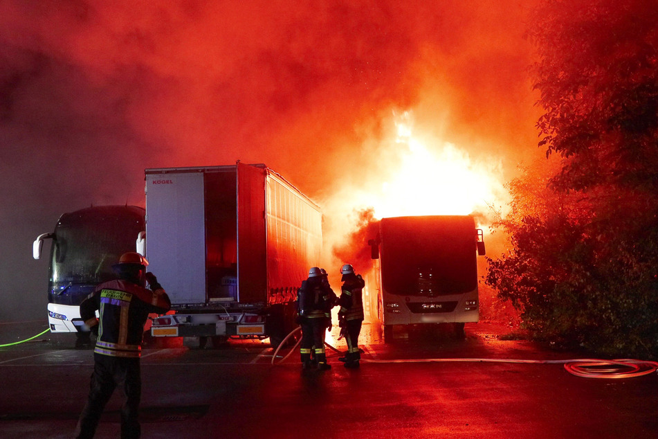 Feuerwehr fast sieben Stunden lang im Einsatz: Lastwagen und zwei Busse brennen lichterloh